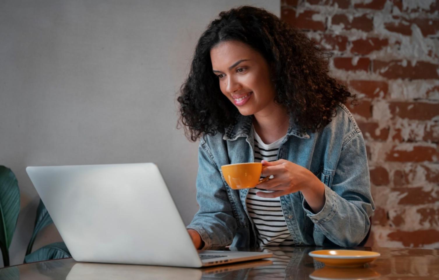 Espace de travail moderne avec documents financiers et outils d'apprentissage numérique